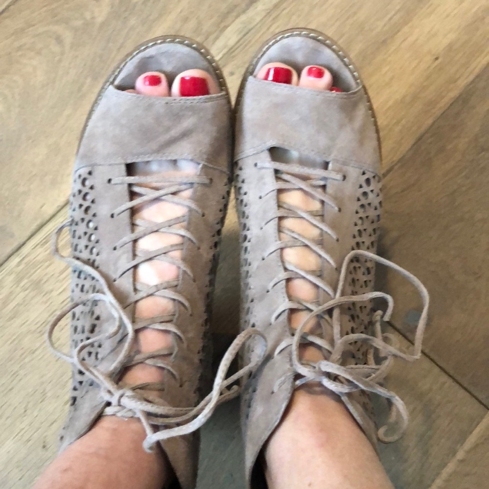 Vince Camuto size 8 open toe booties